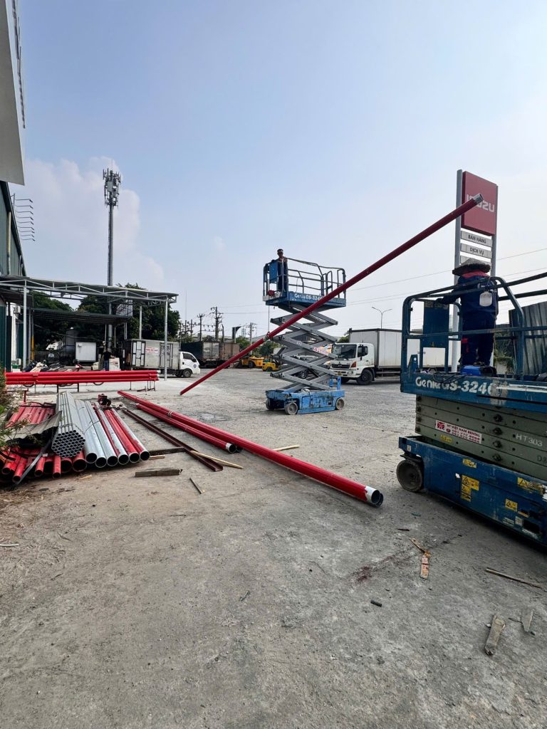 Nâng ống bằng xe nâng người