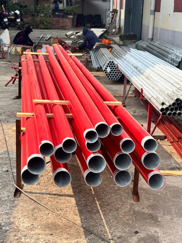 Ống thép sơn đỏ chuẩn bị lắp đặt