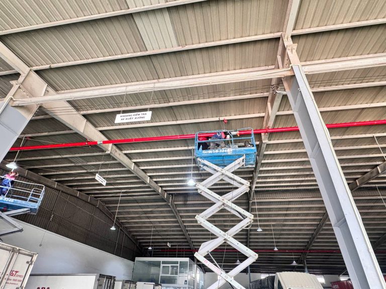 Lắp đặt đường ống trên cao tại nhà xưởng